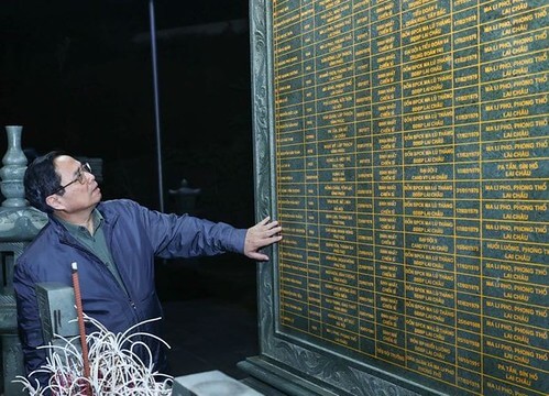 Ông Phạm Minh Chính thắp hương tại Nhà bia liệt sĩ đồn biên phòng ở Lai Châu | Vietnam Fraternité