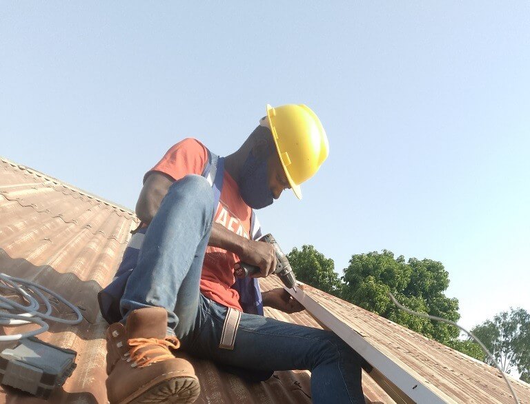 Bénin- Maintenance des installations d'éclairage solaire | Sourires d'Enfants