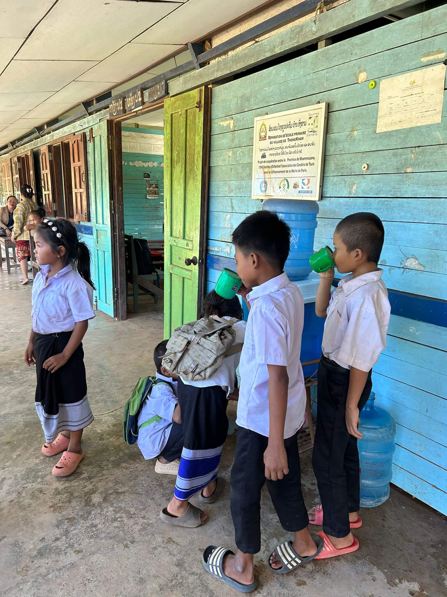 Laos- L'importance de boire de l'eau potable ! | Sourires d'Enfants