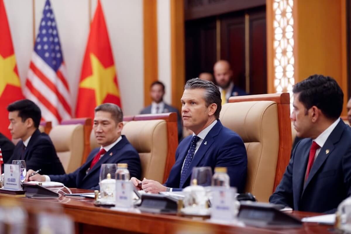 Bộ trưởng Quốc phòng Mỹ Pete Hegseth thăm Việt Nam trong lúc đàm phán cung cấp vũ khí kéo dài | Vietnam Fraternité