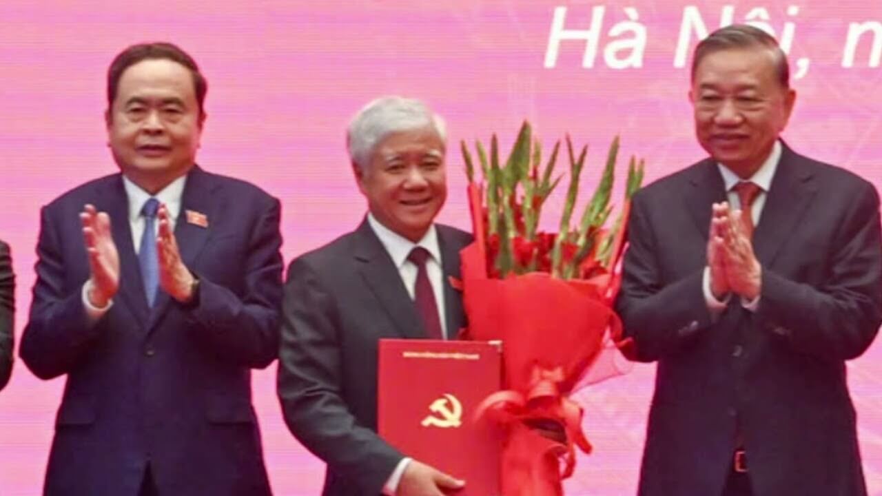 Trần Thanh Mẫn vừa bắt tay gã đầu bạc Văn Chiến vừa run! Dân tộc Sán Dìu nên chuyện?