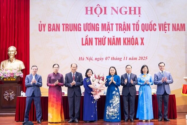 Bà Bùi Thị Minh Hoài trở thành nữ Chủ tịch Mặt trận Tổ quốc đầu tiên | Vietnam Fraternité