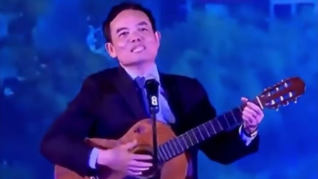 BT Trần Lưu Quang ôm đàn Tứng tưng "Thành phố tôi rất trẻ"! Cách làm việc lãng tử?