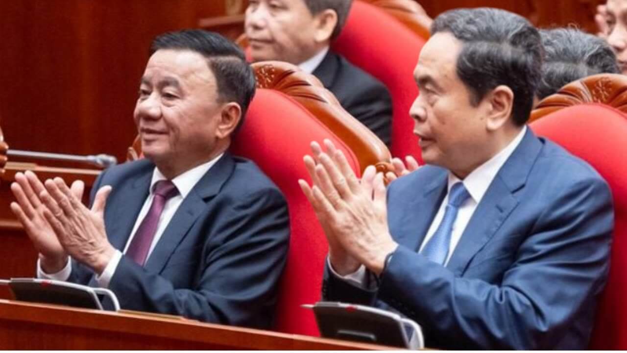 Ngồi cạnh nhau, ông Mẫn dòm trộm ông Tú mà lòng tan nát! Chuyện gì đang xảy ra?