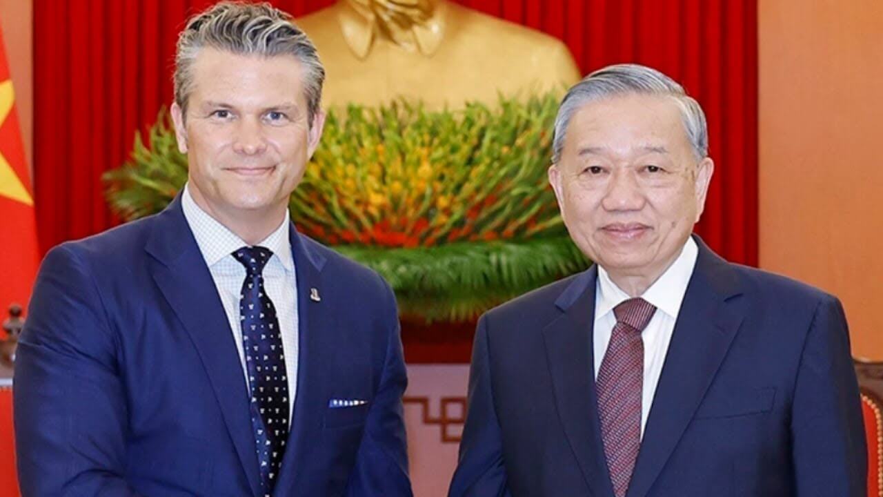 Lãnh đạo Việt Nam mừng vì không phải mua vũ khí Mỹ quá đắt! Nhưng lo Trump trả thù!