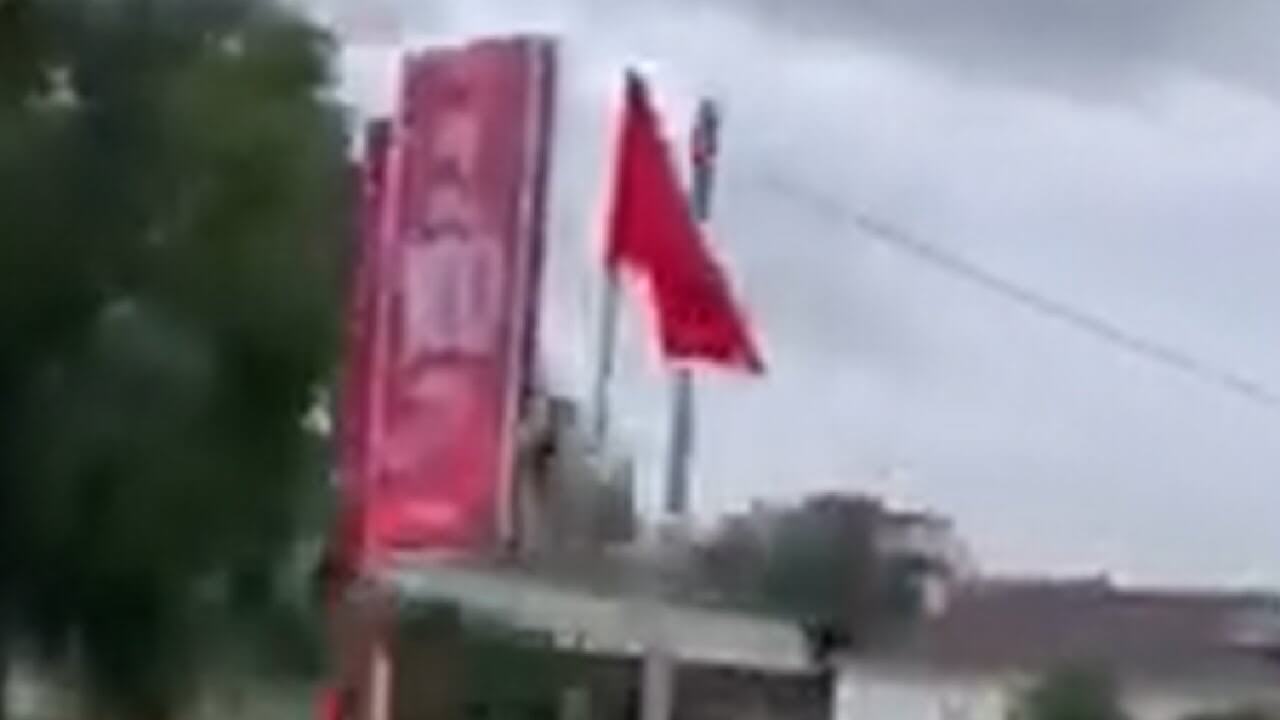 Kì lạ cờ Việt Nam rực đỏ trên đất Campuchia! Thái Lan reo hò cổ vũ!