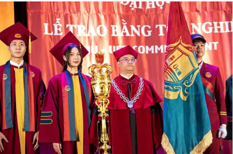 Trang phục tốt nghiệp "lạ", tại sao bị phản đối ? | Vietnam Fraternité