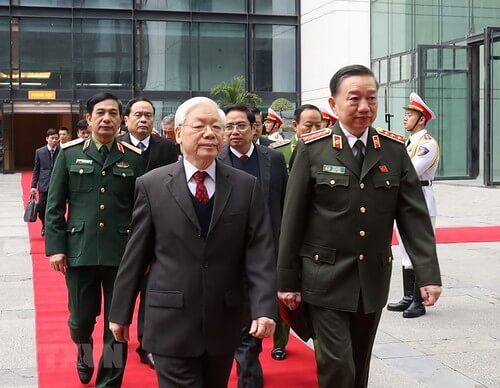 Ai đang chất củi vào lò ? | Vietnam Fraternité