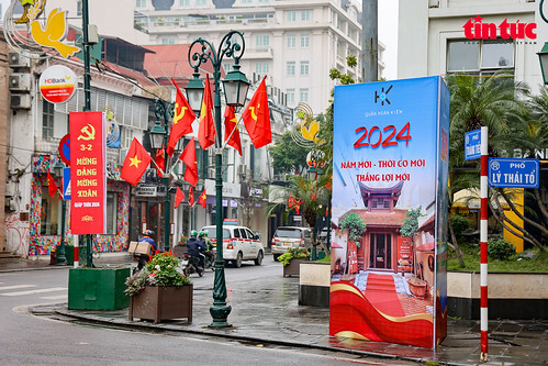 Vẫn cứ nhan nhản khẩu hiệu "Mừng Đảng, Mừng Xuân" khắp mọi nẻo đường ! | Vietnam Fraternité
