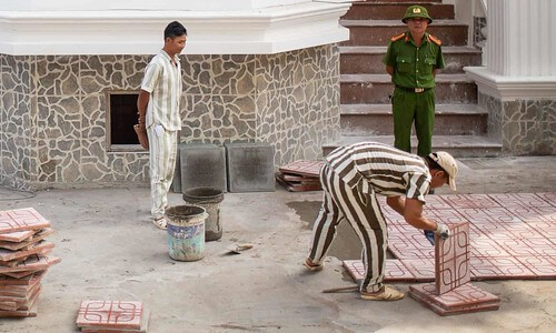 Bóng tối sau những nụ cười | Vietnam Fraternité
