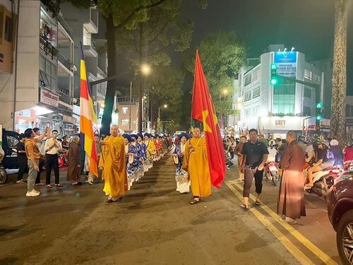 Mùa Phật Đản, nghe ni sư nhà nước hát "xây xác quân thù" | Vietnam Fraternité