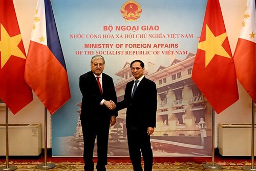 Việt Nam - Philippines giúp nhau trên Biển Đông | Vietnam Fraternité