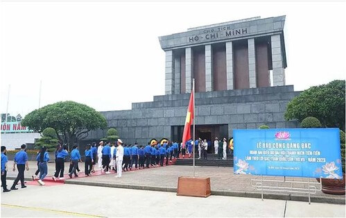 "Báo công dâng Bác" : chủ nghĩa duy tâm cộng sản | Vietnam Fraternité