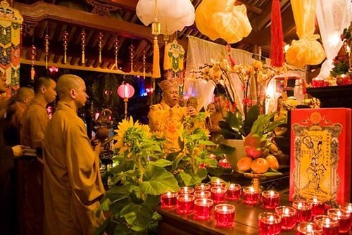 Thắp đèn cầy cúng sao giải hạn cho Phật giáo quốc doanh ! | Vietnam Fraternité