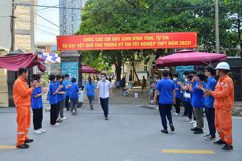 Cứ tới mùa thi, công an nhân dân lại... ‘tỏa sáng’ ! | Vietnam Fraternité