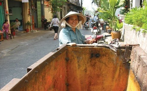 Người thu gom lên tiếng qua triển lãm về rác | Vietnam Fraternité