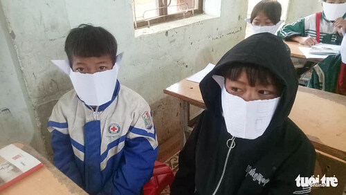 Bị phê bình vì đăng tải ảnh 'học sinh đeo khẩu trang bằng giấy' | Vietnam Fraternité