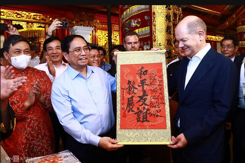 Phạm Thái thú tặng tranh thay lời muốn nói với… | Vietnam Fraternité