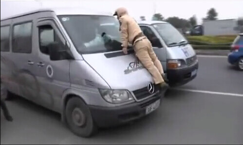 Tại sao công an, cảnh sát đu, bám xe ô tô ? | Vietnam Fraternité