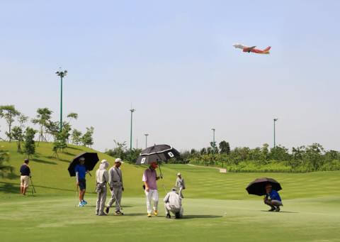 ‘Sân golf trong sân bay’ vẫn bị câu giờ trắng trợn và dã man ! | Vietnam Fraternité