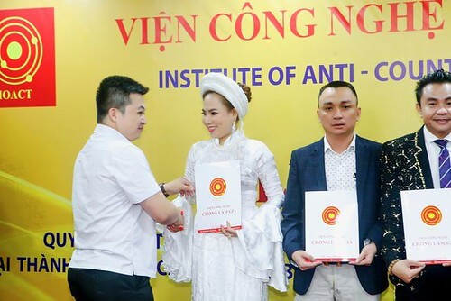 Bi hài tìm hàng giả bằng... cô đồng ! | Vietnam Fraternité