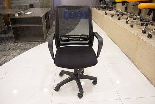 "Xin lỗi phải để anh ngồi ghế nhân viên. Ghế giám đốc hôm nay mới về" | Vietnam Fraternité