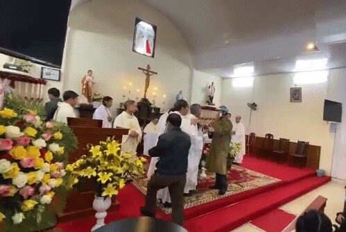 Bí thư Đảng ủy Vụ Bản xúc phạm nghi lễ tôn giáo | Vietnam Fraternité