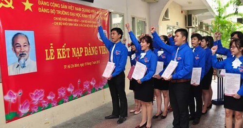 Đội bóng 5,4 triệu cầu thủ nhưng chỉ một mình một sân | Vietnam Fraternité