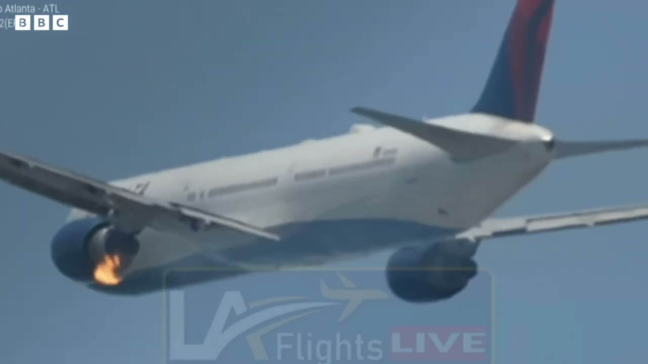 THÓT TIM CẢNH MÁY BAY BỐC CHÁY KHI ĐANG CẤT CÁNH