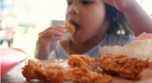 Cháu bé lớp 1 và sự phân biệt trong cuộc liên hoan lớp : chuyện nhỏ hay lớn ? | Vietnam Fraternité