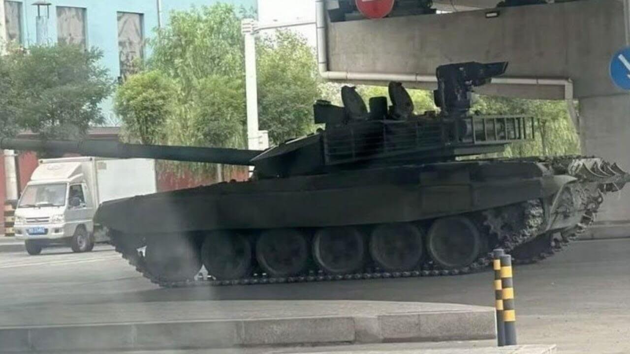 Quân đội Trung Quốc kéo cả đoàn xe tăng vào Bắc Kinh! Ông Tập mặt mày xanh xám!