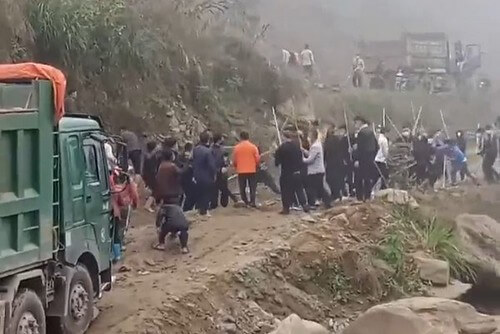 Dân Sapa phản đối xây đập thủy điện bị côn đồ đánh đập dã man | Vietnam Fraternité