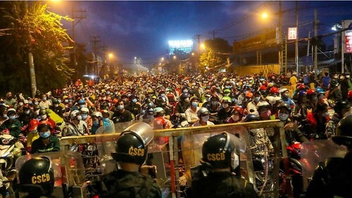 Chạy dịch về quê : dân quỳ lại công an, công an đánh đập dân | Vietnam Fraternité