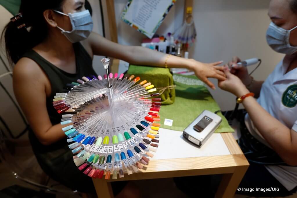 Đàn ông Việt làm nail ở Anh - thách thức định kiến ? | Vietnam Fraternité