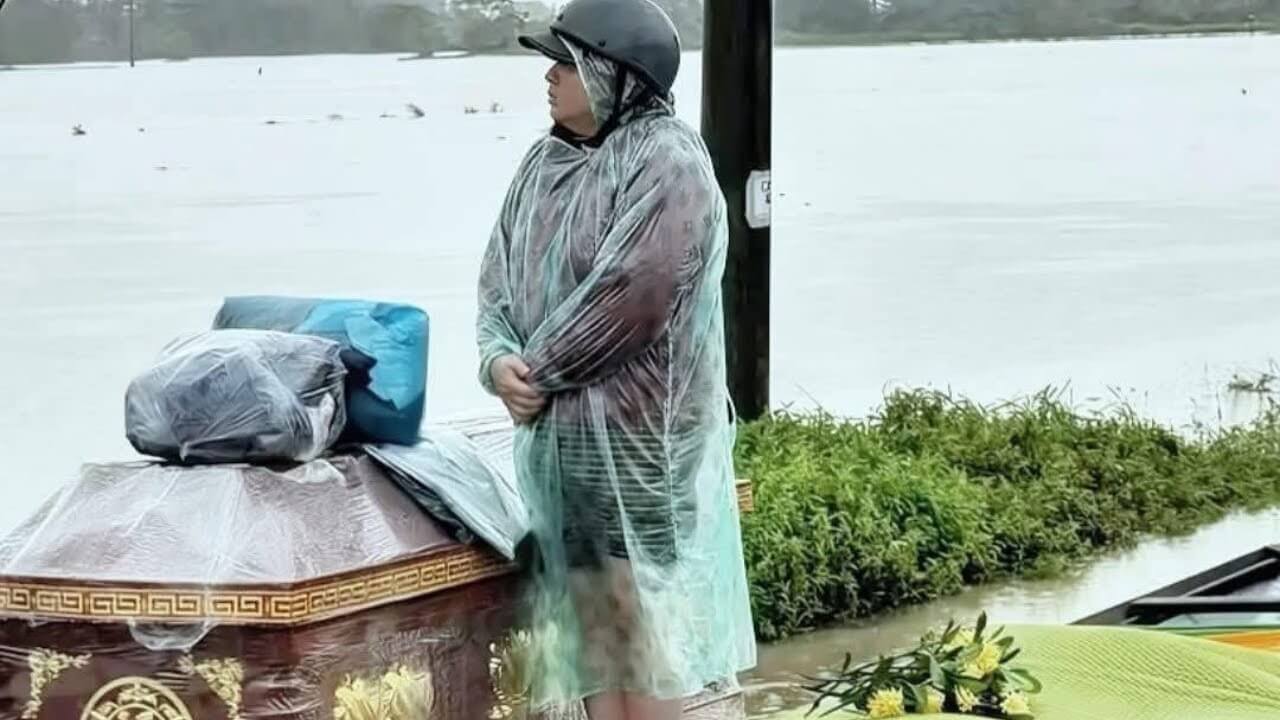 Những bức ảnh tái tê lòng người! Chỉ có người miền Trung mới thật sự thấu hiểu!