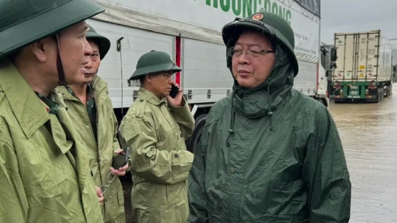 PTT Hồ Quốc Dũng thi tài chống lụt cùng Trần Hông Hà! Vì sao không vào miền Trung?