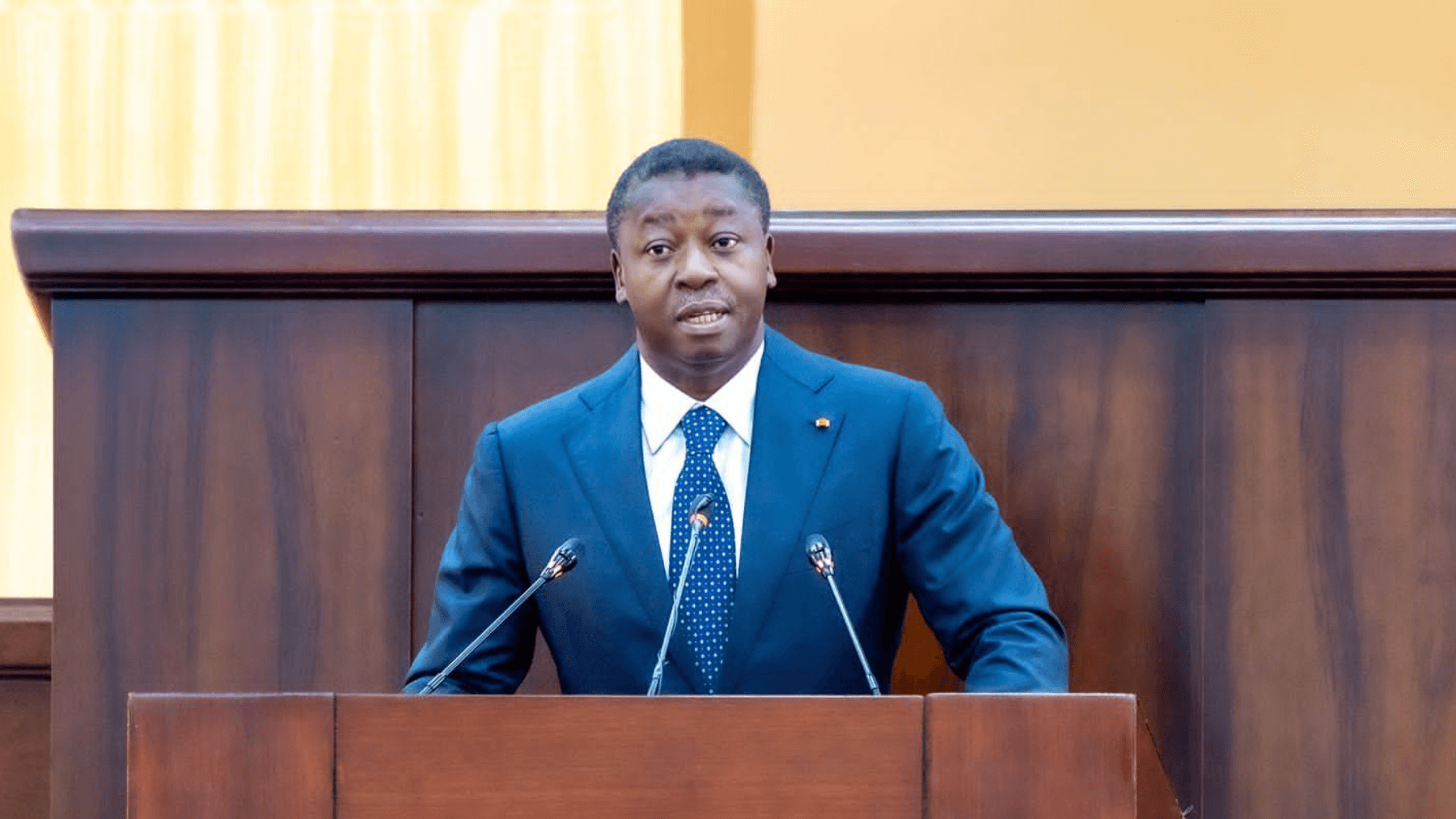 Faure Gnassingbé : un discours démocratique qui masque vingt ans de répression au Togo | Tournons la Page