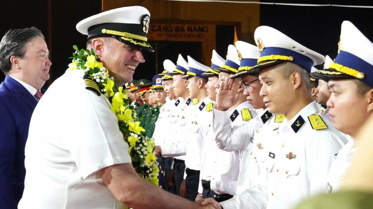 Mỹ cũng hóng tin Hội Nghị TƯ 15, gửi tàu chiến sang! Thông điệp của ĐT Giang là NTN?