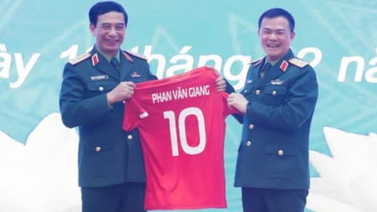 Tiền đạo ĐT Phan Văn Giang làm chủ trận đấu, công an buồn thiu buồn thối! thông điệp?