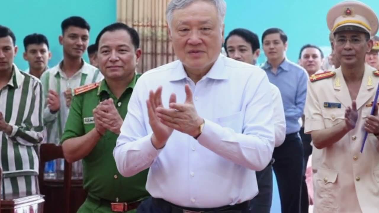 Nguyễn Hòa Bình về vườn, số phận Hồ Duy Hải ra sao? Thu Thủy em gái Hải tiết lộ!