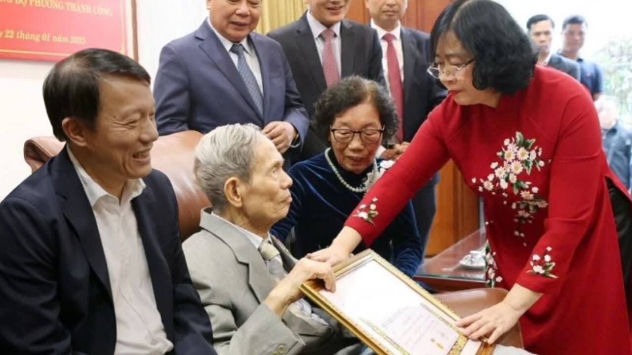 Sốc quá là sốc! Chị Hoài thật khéo nịnh, trách gì leo cao, ông tướng cười phớ lớ!