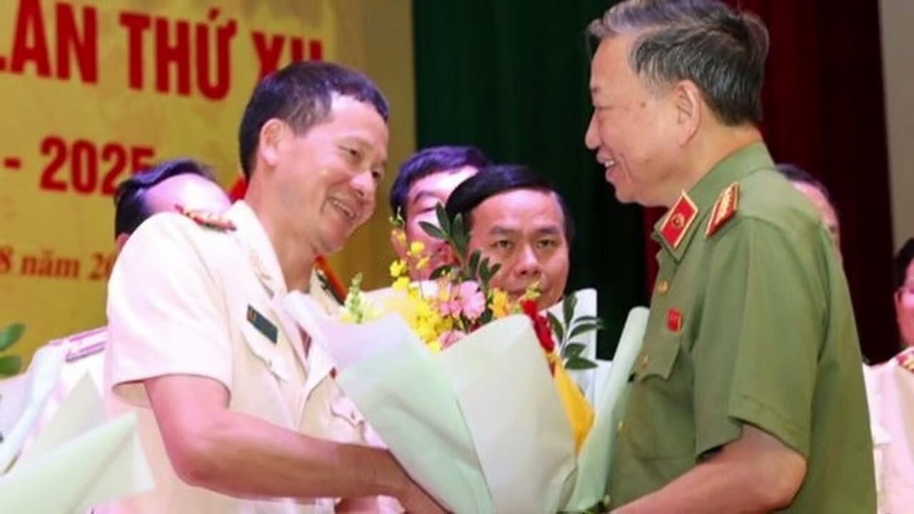 Vì sao hàng loạt quan chức ngã ngựa và thăng quan cấp tập ngay trước Đại Hội 14?