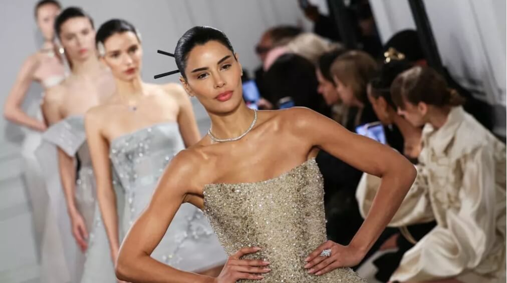 Nhà thiết kế người Việt trẻ nhất đầu tiên lọt vào "mắt xanh" của Paris Haute Couture Week | Vietnam Fraternité