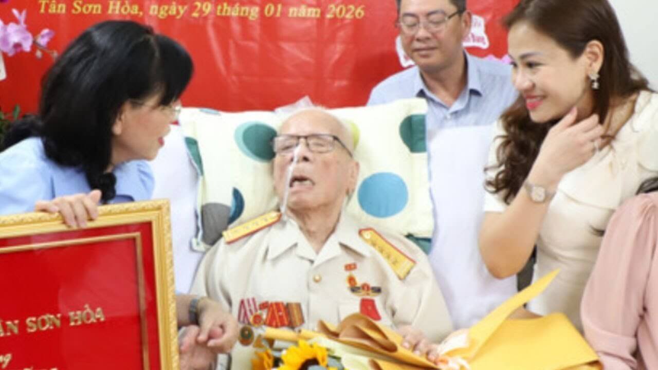 Kinh khủng: con trai TBT Lê Duẩn đang hấp hối, mà nhiều cán bộ tặng HC và cười vui!