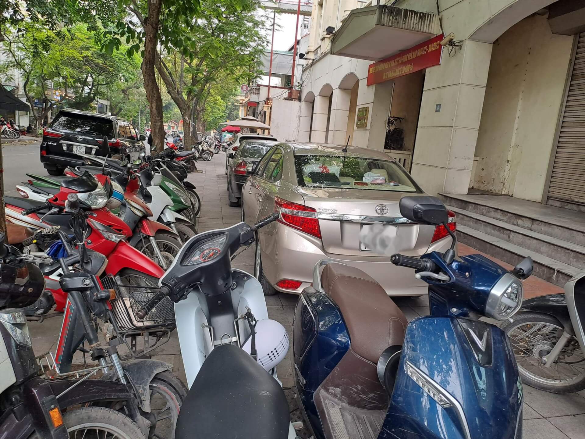 Vỉa hè cho xe sang, đói ghèo dân tự chịu | Vietnam Fraternité