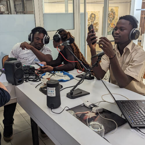 À table! : Est-ce que donner de l'argent c'est aimer ? -Extrait | Radio activite