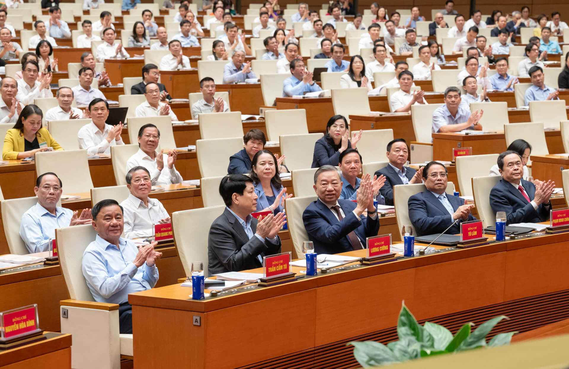 Thụ hưởng hay phát gạo, cái gì cũng làm Đảng sợ | Vietnam Fraternité