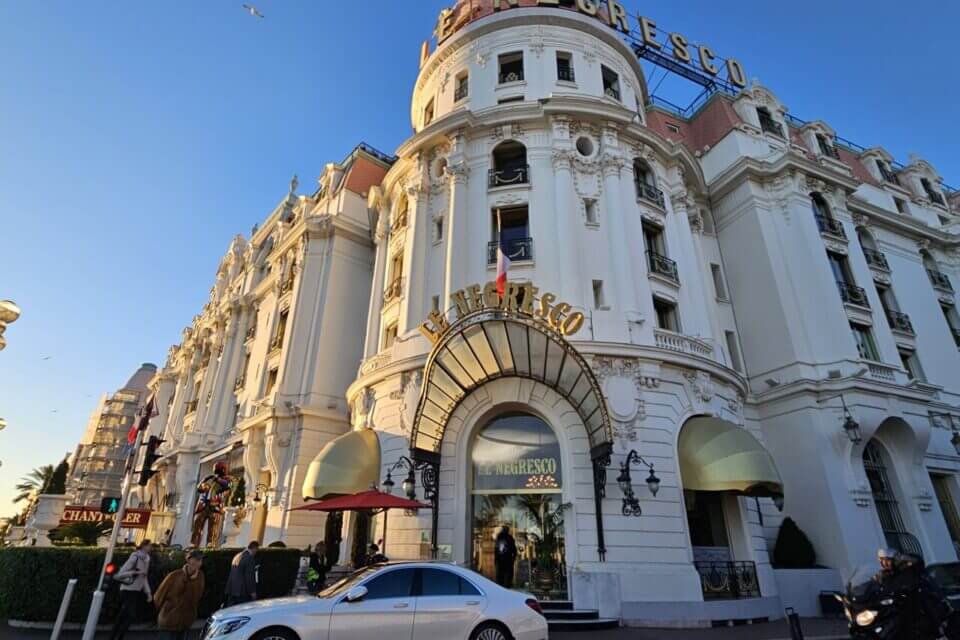 Une vente aux enchères insolite organisée au Negresco, des objets de stars à acquérir | Ch'amis pour la vie