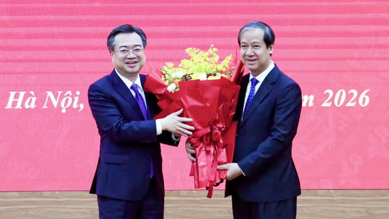 Vì sao BT Nguyễn Kim Sơn ngồi chơi xơi nước? dám thách thức TBT và ngủ tại ĐH Đảng!