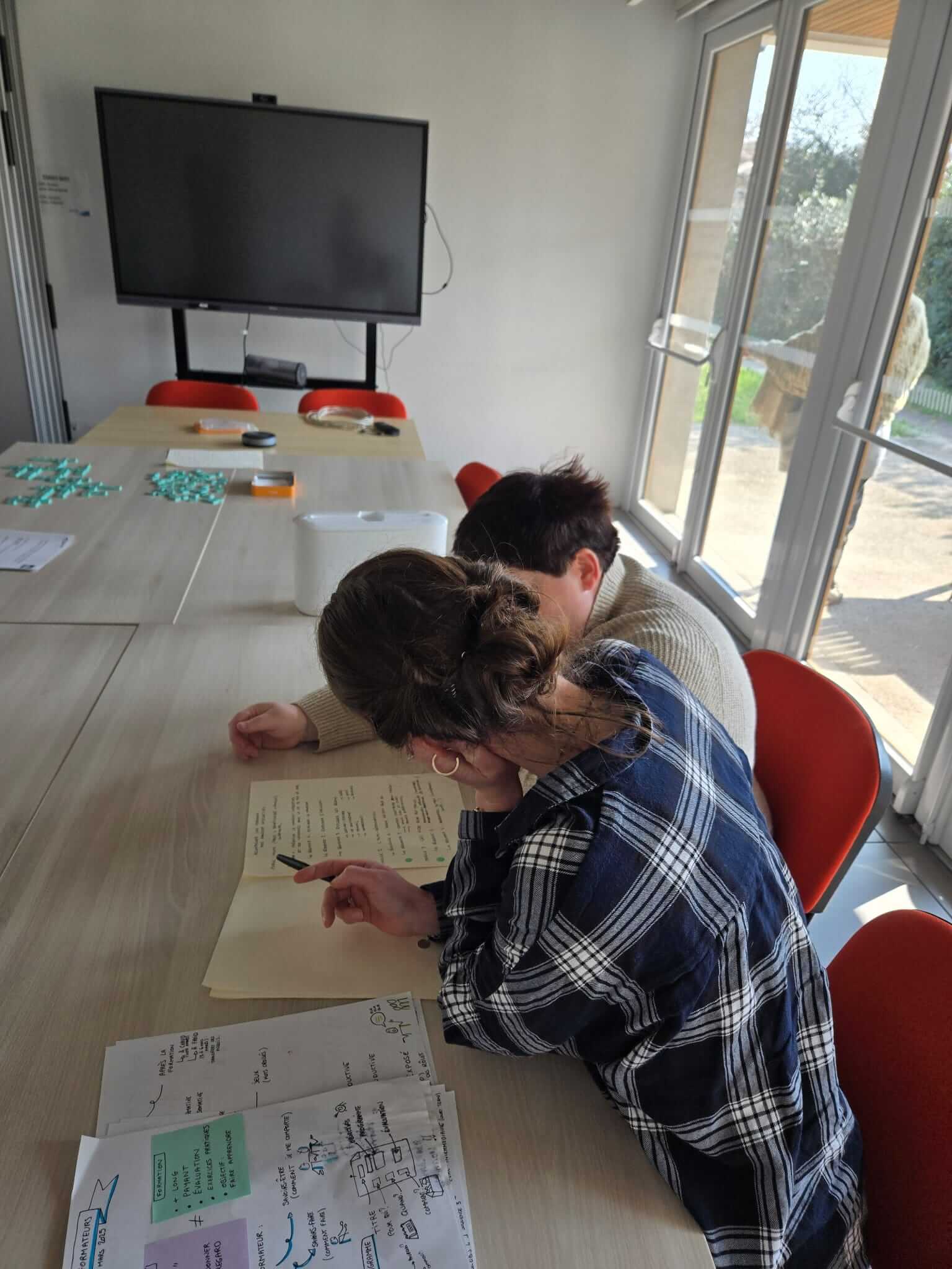 groupes de jeunes avec et sans handicap qui font du sport à la mer
